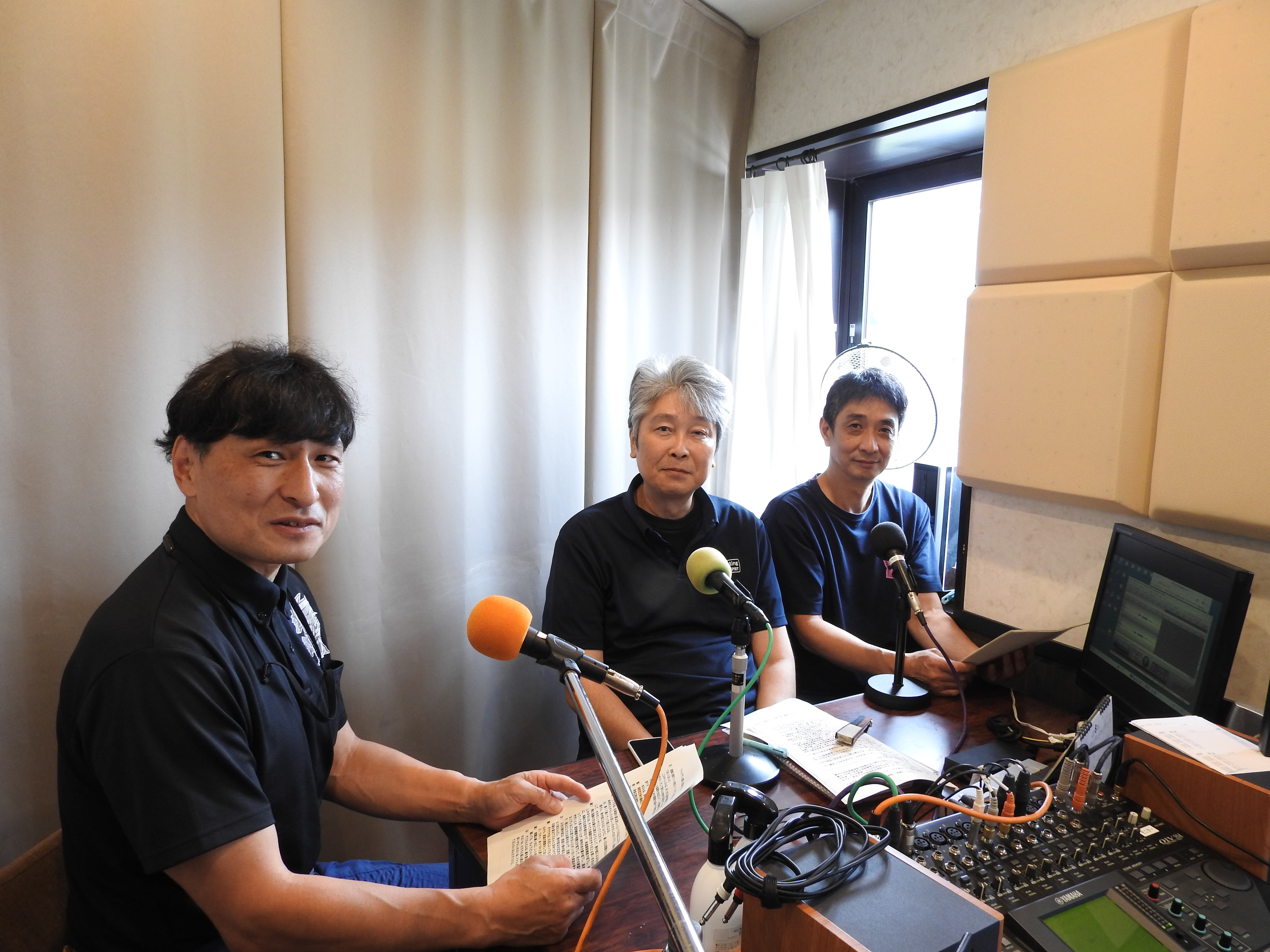 パーソナリティ３人による番組収録の写真です