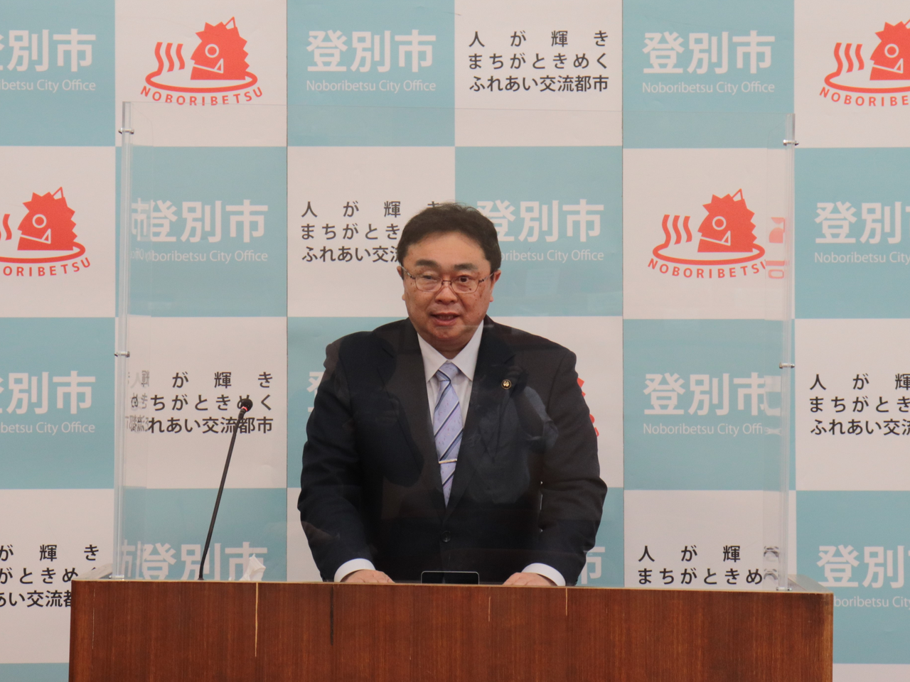 令和５年第２回定例記者会見で市長が話している様子